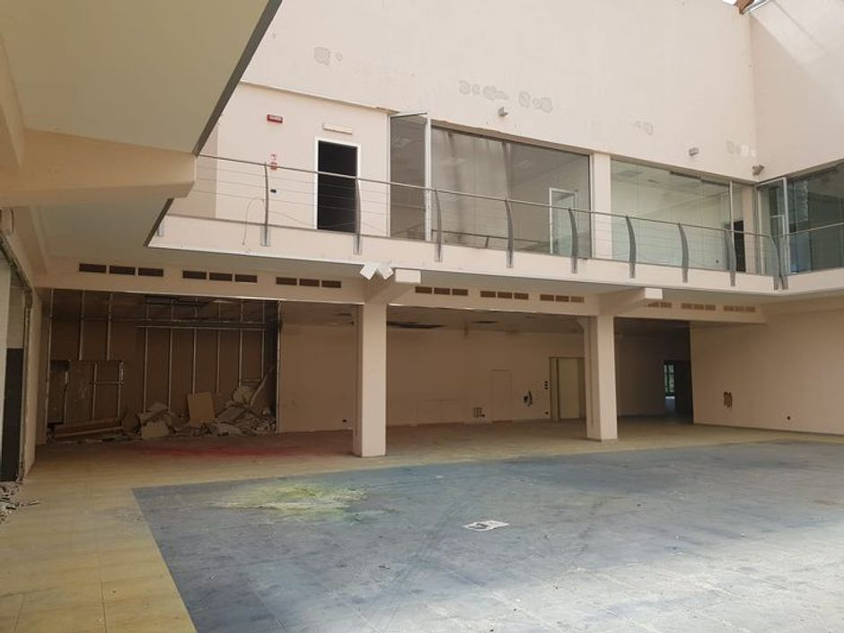#10042 Capannone commerciale con Show room, uffici e magazzini in vendita - foto 3