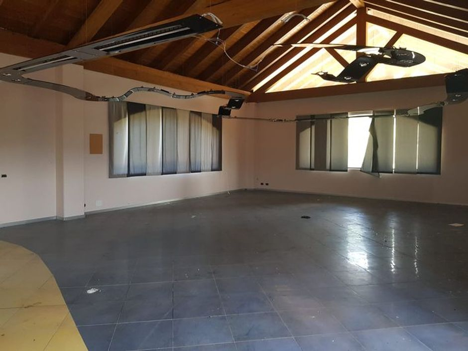 #10042 Capannone commerciale con Show room, uffici e magazzini in vendita - foto 7