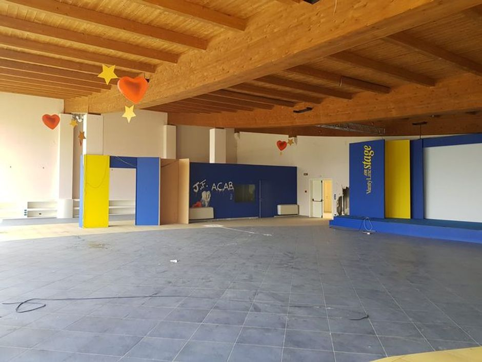 #10042 Capannone commerciale con Show room, uffici e magazzini in vendita - foto 8