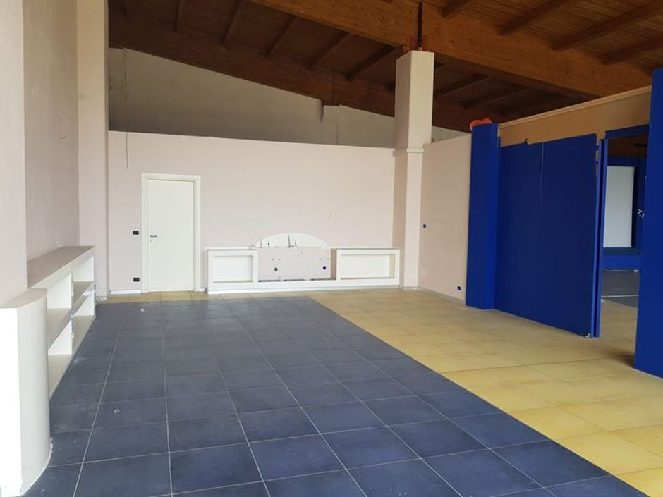 #10042 Capannone commerciale con Show room, uffici e magazzini in vendita - foto 9