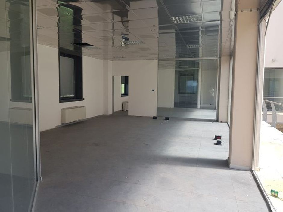 #10042 Capannone commerciale con Show room, uffici e magazzini in vendita - foto 11