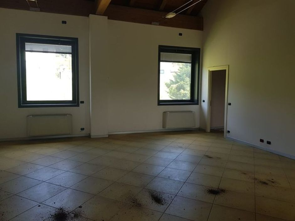 #10042 Capannone commerciale con Show room, uffici e magazzini in vendita - foto 13