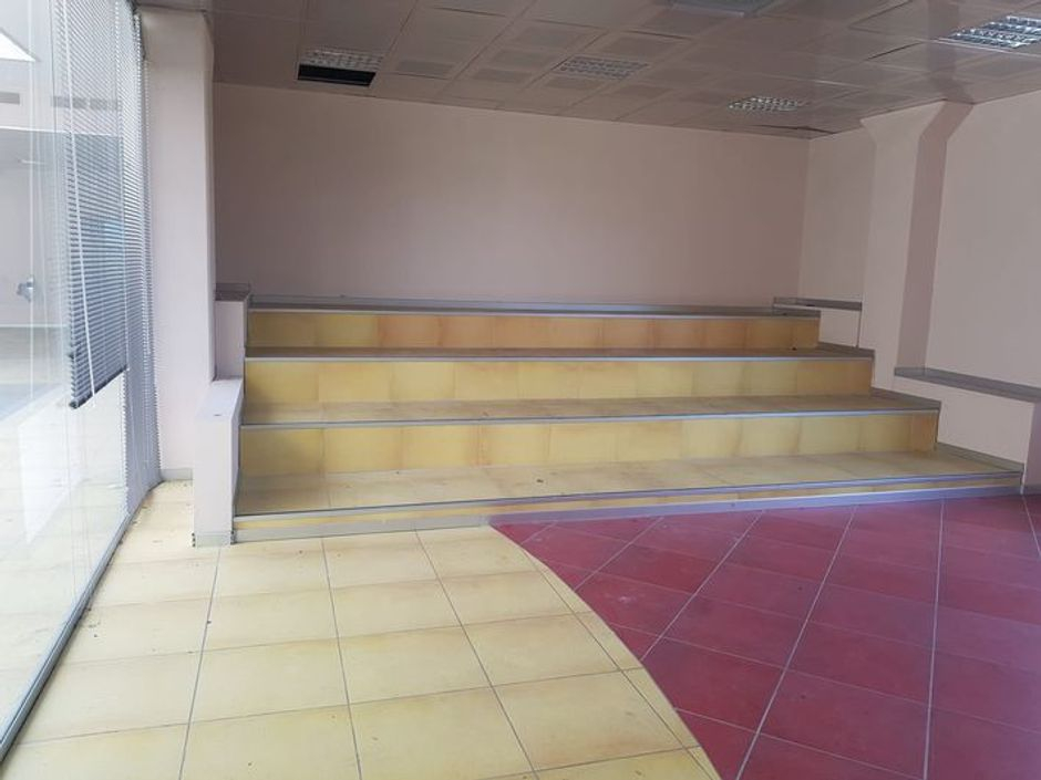 #10042 Capannone commerciale con Show room, uffici e magazzini in vendita - foto 14