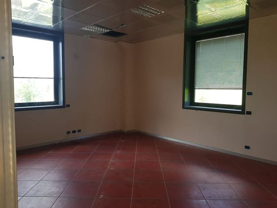 #10042 Capannone commerciale con Show room, uffici e magazzini in vendita - foto 15