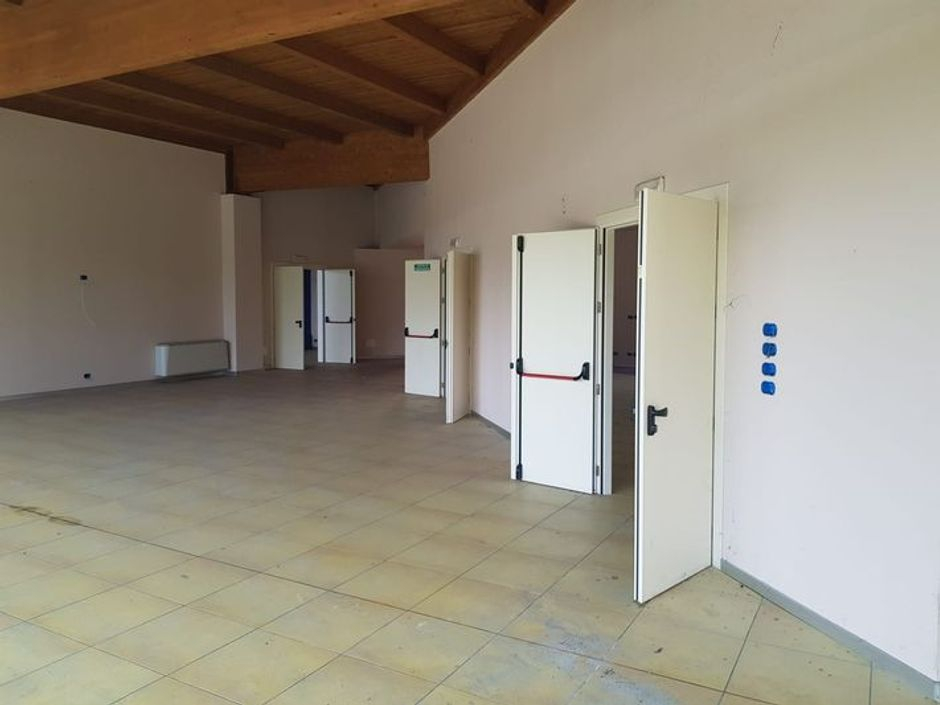 #10042 Capannone commerciale con Show room, uffici e magazzini in vendita - foto 17
