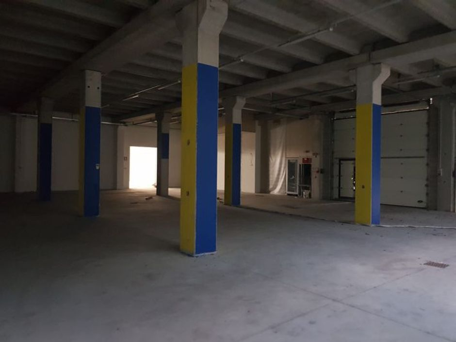 #10042 Capannone commerciale con Show room, uffici e magazzini in vendita - foto 21