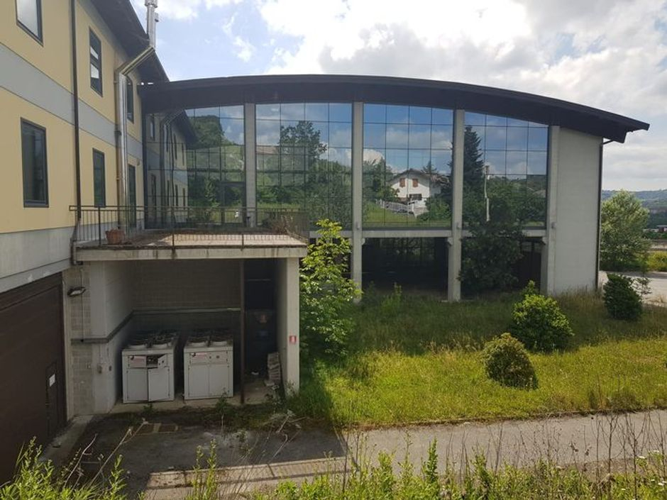 #10042 Capannone commerciale con Show room, uffici e magazzini in vendita - foto 28