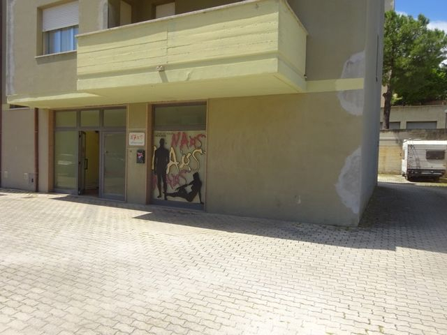 Negozi in vendita