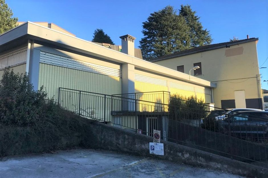 #10370 Negozio con due appartamenti e parcheggio in vendita - foto 1