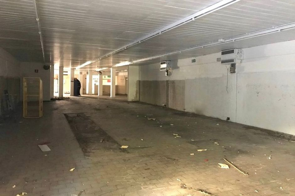 #10370 Negozio con due appartamenti e parcheggio in vendita - foto 2
