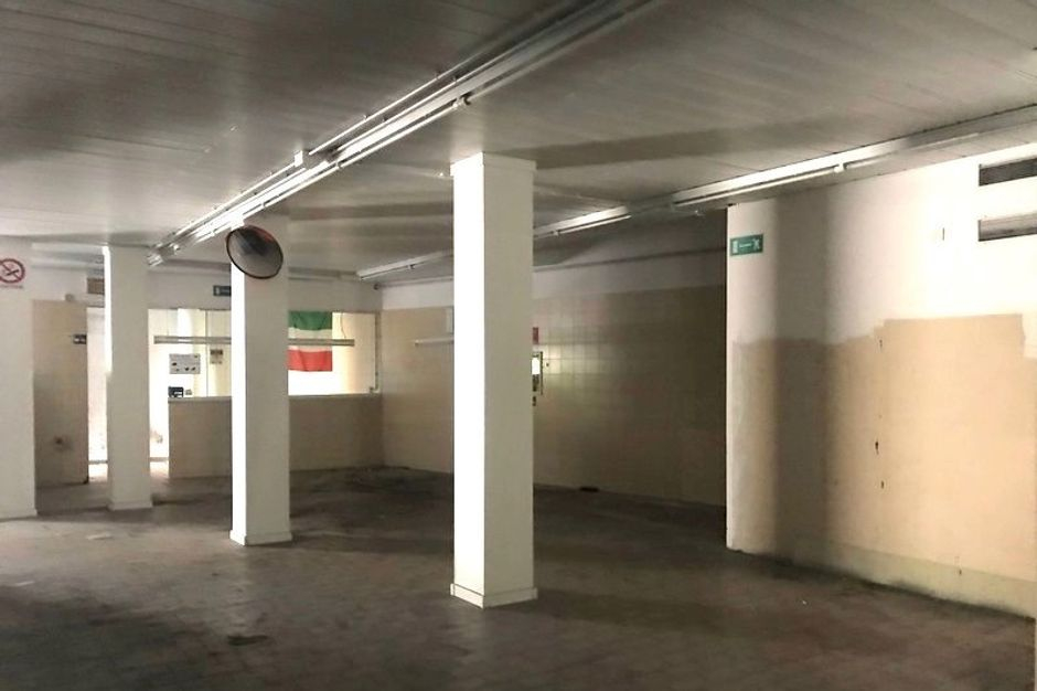 #10370 Negozio con due appartamenti e parcheggio in vendita - foto 3
