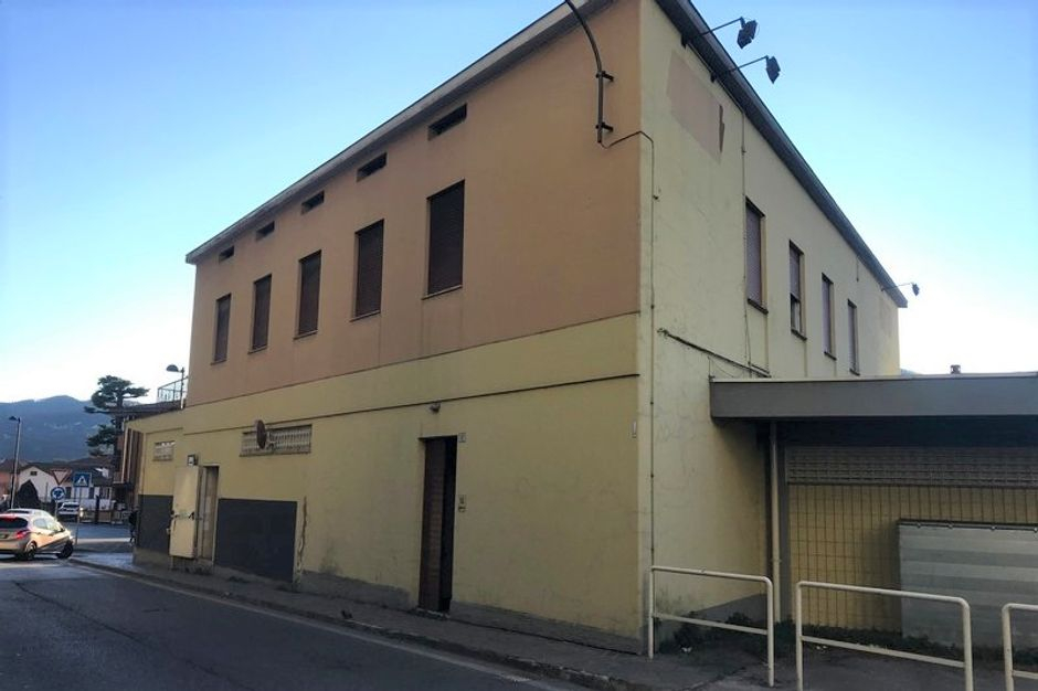 #10370 Negozio con due appartamenti e parcheggio in vendita - foto 7