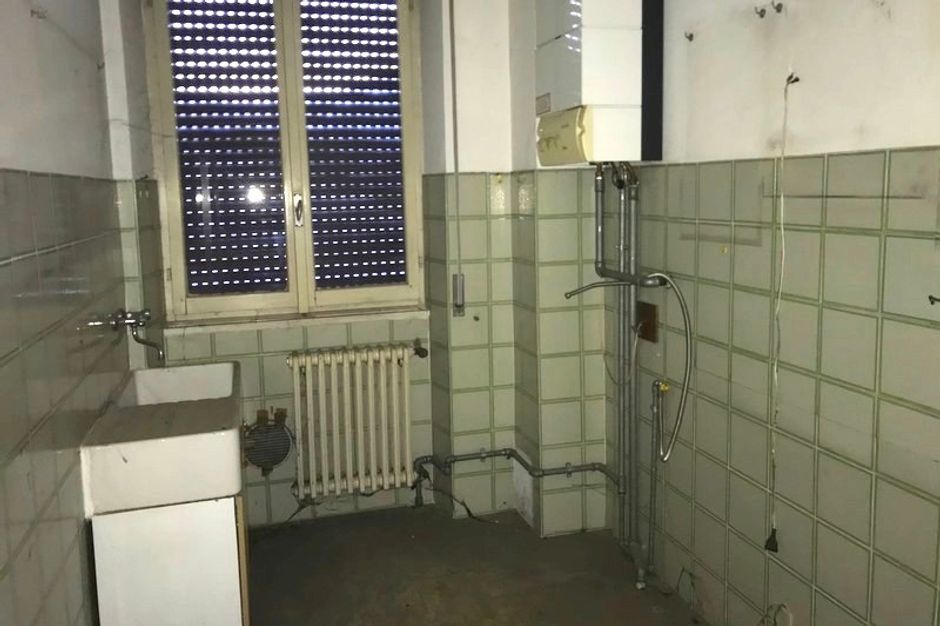 #10370 Negozio con due appartamenti e parcheggio in vendita - foto 11