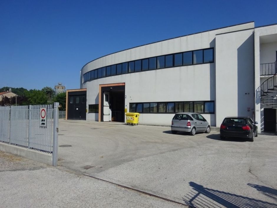 #1042 Opificio industriale con cortile privato in vendita - foto 3