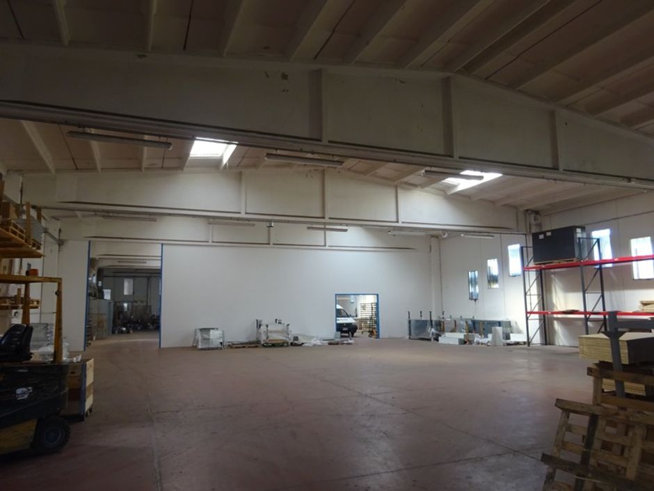 #1042 Opificio industriale con cortile privato in vendita - foto 8