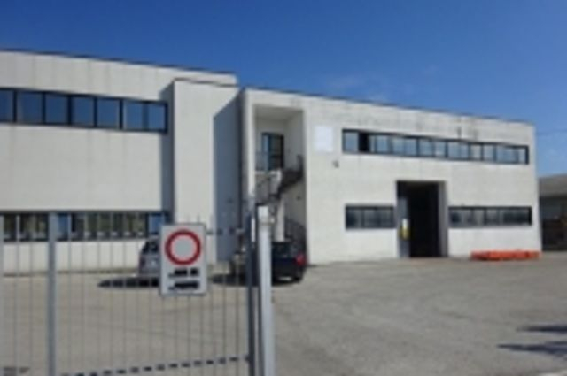 Con servizi in vendita