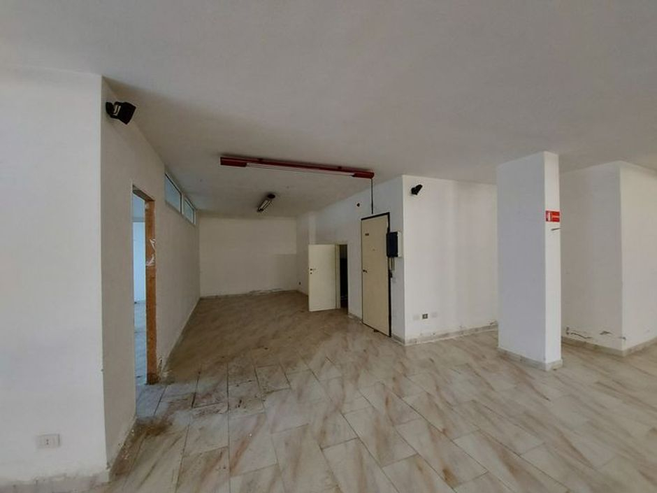 #10485 Magazzino in edificio residenziale con posto auto in vendita - foto 2