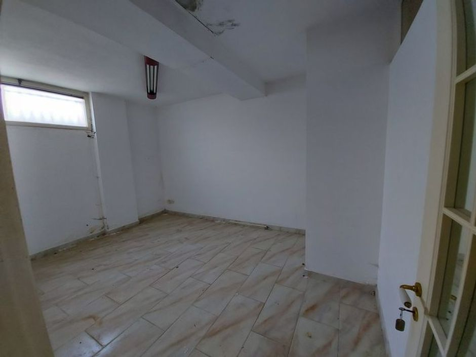 #10485 Magazzino in edificio residenziale con posto auto in vendita - foto 4
