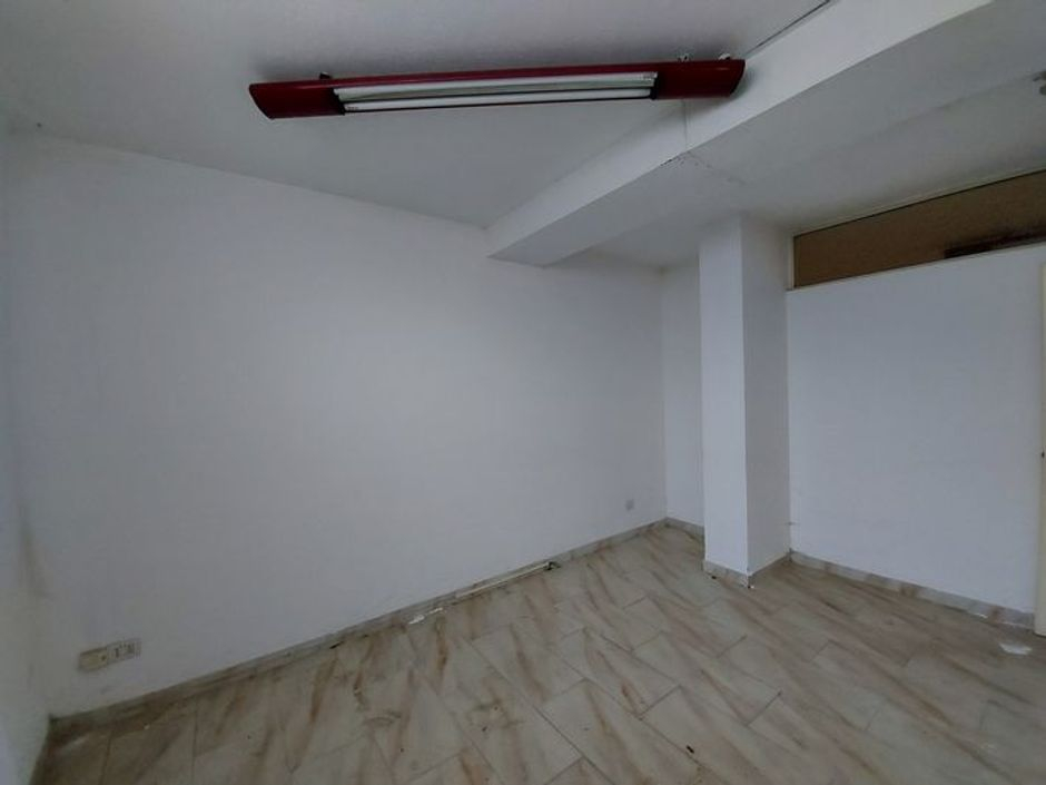 #10485 Magazzino in edificio residenziale con posto auto in vendita - foto 5