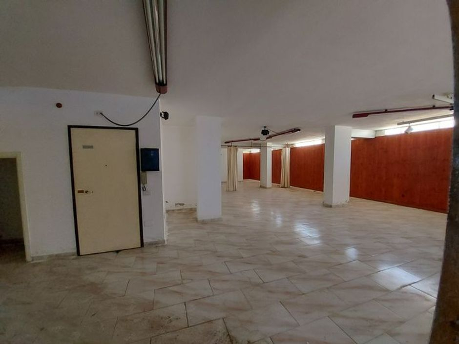 #10485 Magazzino in edificio residenziale con posto auto in vendita - foto 6