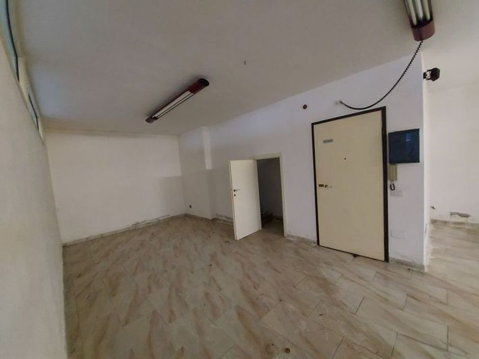 #10485 Magazzino in edificio residenziale con posto auto in vendita - foto 7
