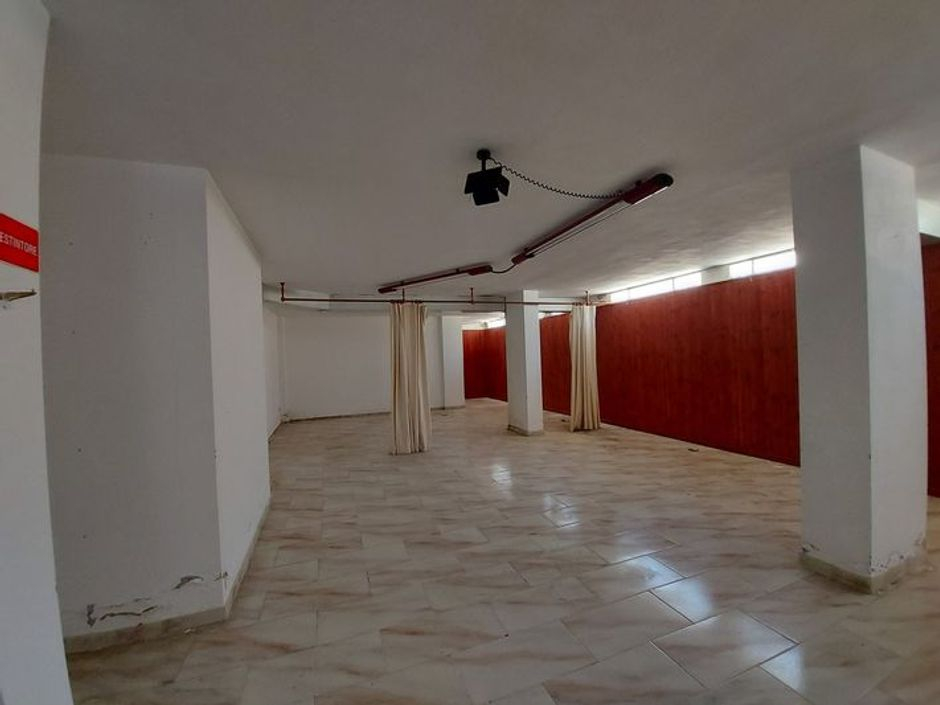 #10485 Magazzino in edificio residenziale con posto auto in vendita - foto 9