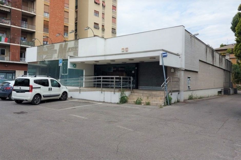 #10514 Edificio commerciale con parcheggio privato in vendita - foto 1