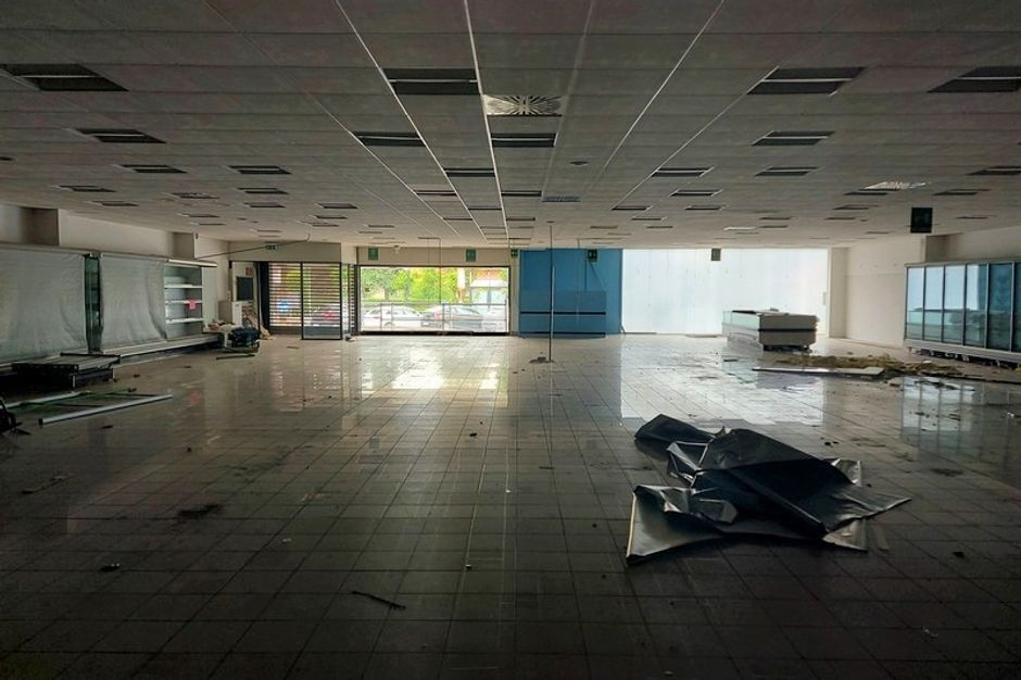 #10514 Edificio commerciale con parcheggio privato in vendita - foto 2