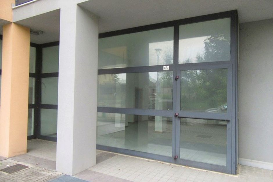 #10622 Negozio (sub 130) con magazzino e garage in vendita - foto 2