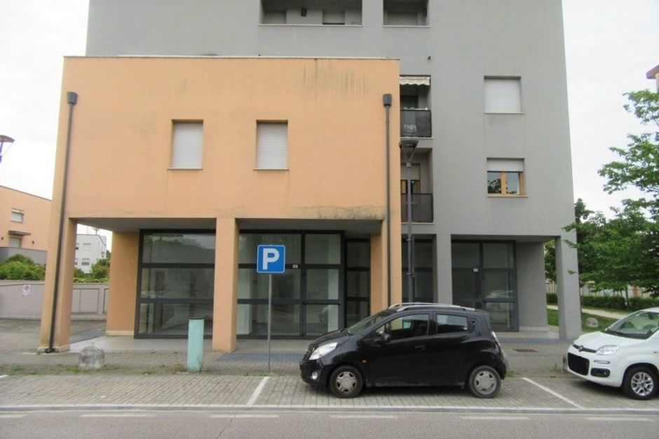 #10622 Negozio (sub 130) con magazzino e garage in vendita - foto 10