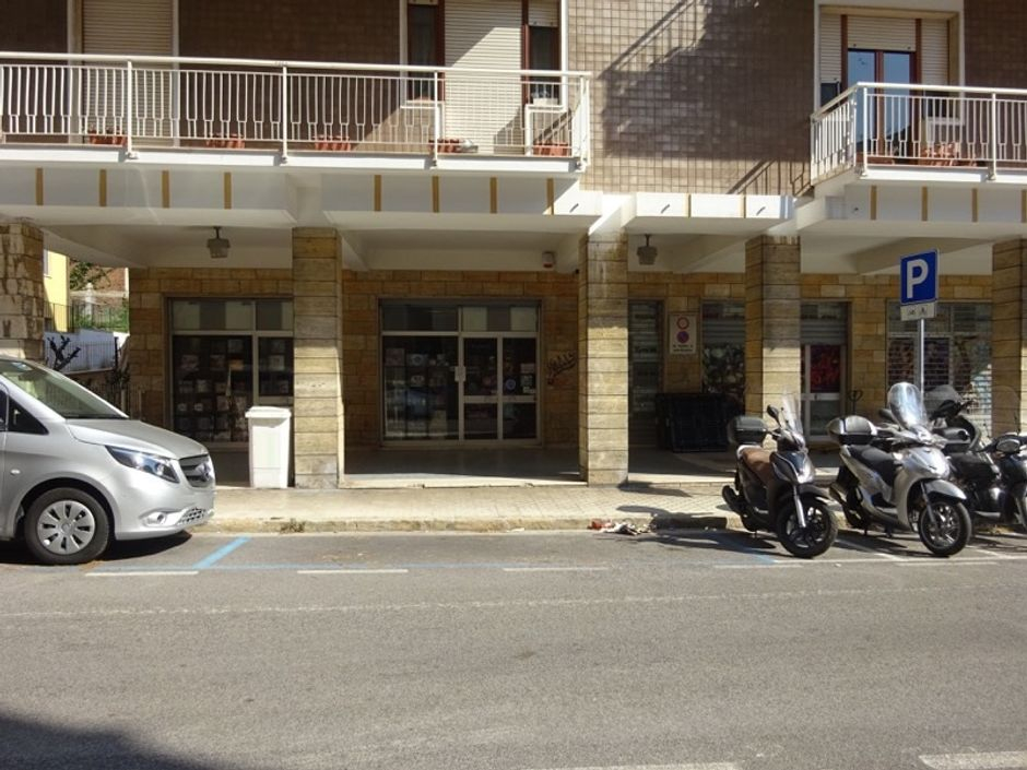 #10804 Negozio al piano terra oltre magazzino al seminterrato in vendita - foto 2