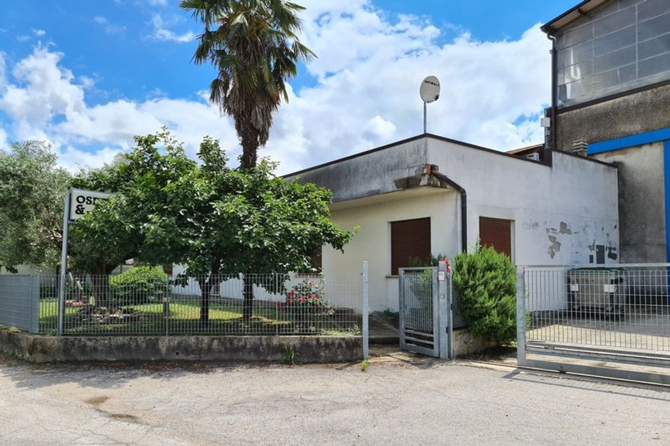 #10858 Capannone con accessori e ampio terreno in vendita - foto 2