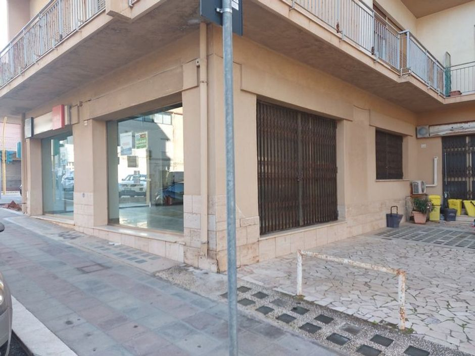 #10903 Locale commerciale al piano terra in vendita - foto 1