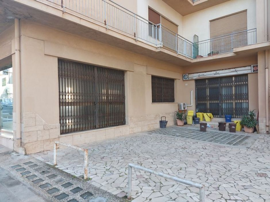 #10903 Locale commerciale al piano terra in vendita - foto 3