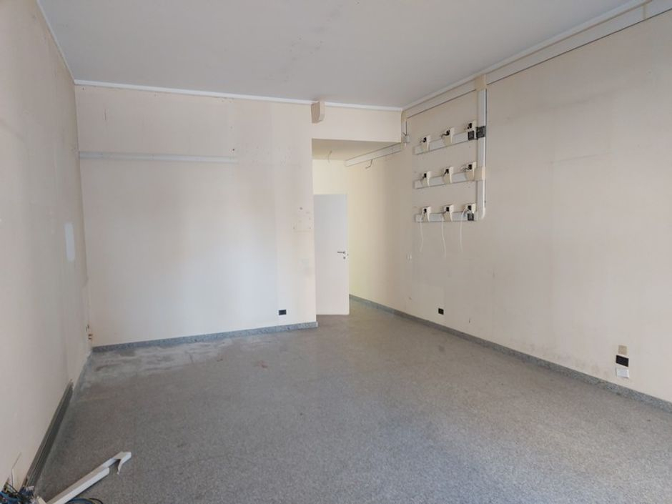 #10935 Negozio, ufficio e 2 magazzini zona centrale in vendita - foto 2