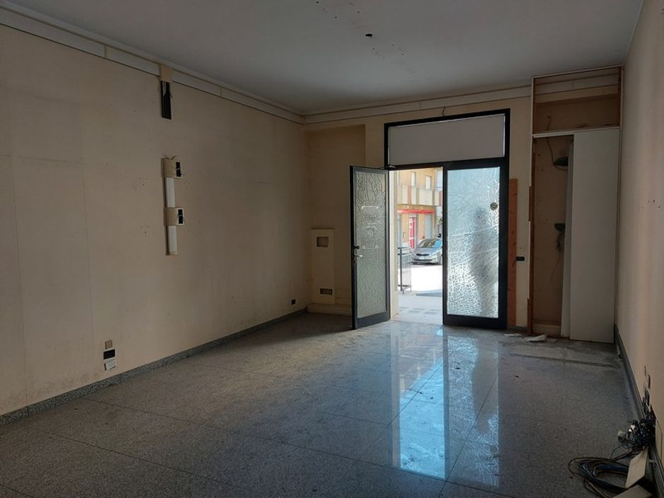 #10935 Negozio, ufficio e 2 magazzini zona centrale in vendita - foto 3