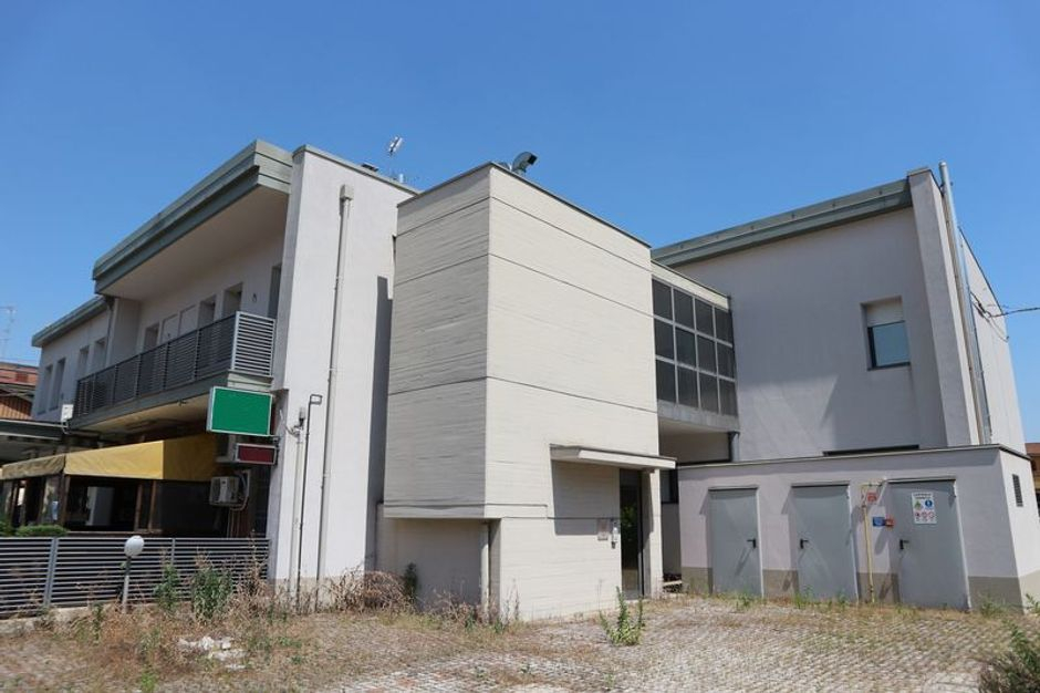 #10992 Porzione di edificio adibito a ristorante/ufficio e centro benessere in vendita - foto 2