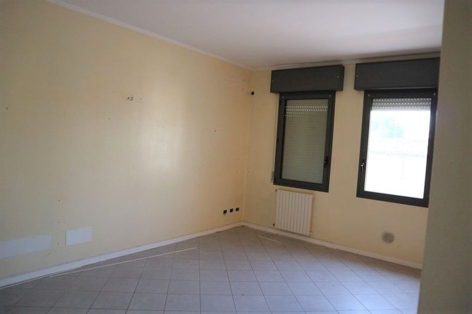 #10992 Porzione di edificio adibito a ristorante/ufficio e centro benessere in vendita - foto 14