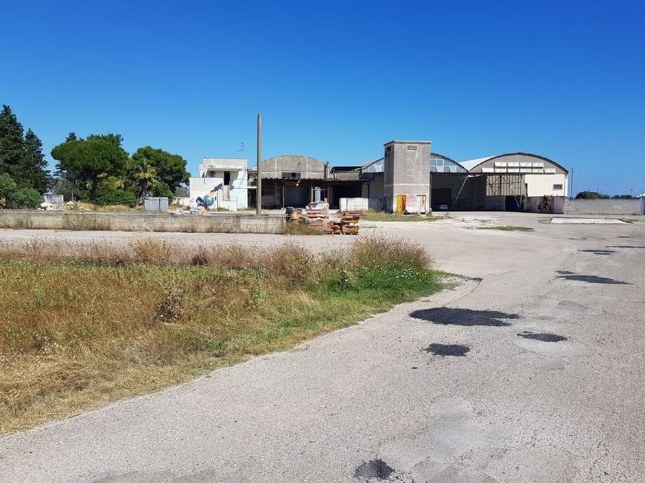 #11040 Capannone industriale con appartamento ed area di pertinenza in vendita - foto 1