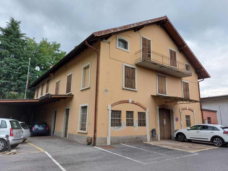 #11061 Edificio commerciale con unità residenziali in vendita - foto 2