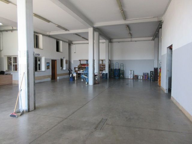 Locali deposito in vendita