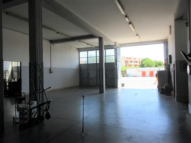 Locali deposito in vendita