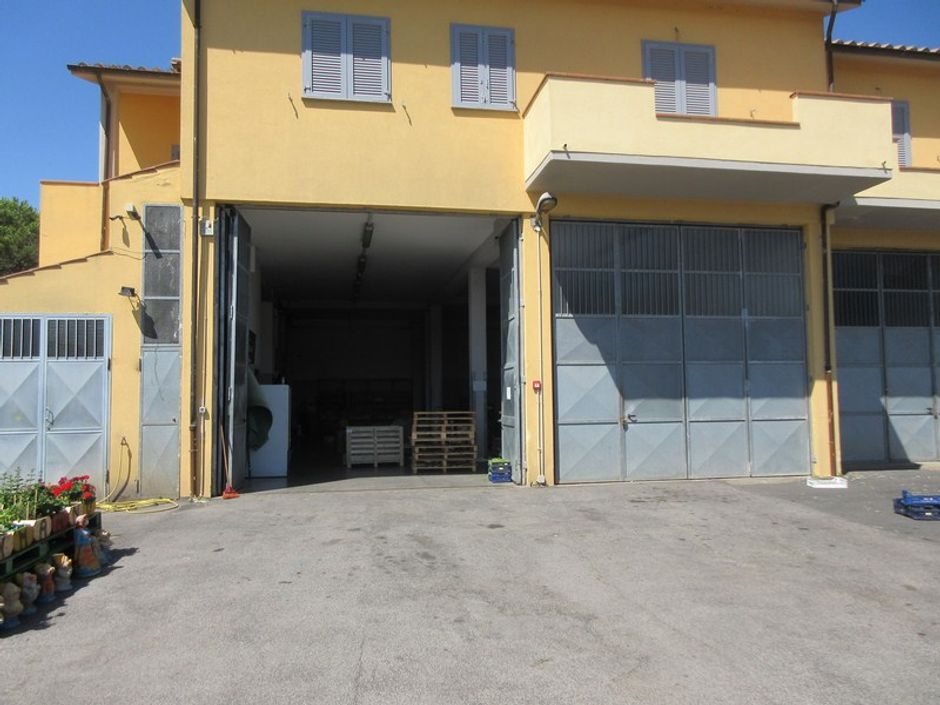 #11075 Magazzino con corte pertinenziale in vendita - foto 1