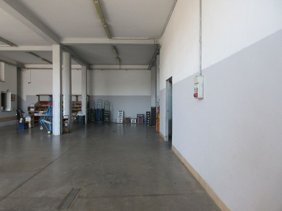 #11075 Magazzino con corte pertinenziale in vendita - foto 2