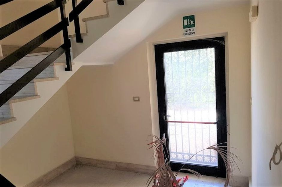 #11089 Capannone con laboratorio, negozio e zona uffici in vendita - foto 10