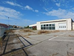 Commercial shed with large square - Lote 11100 (Subasta 11100)