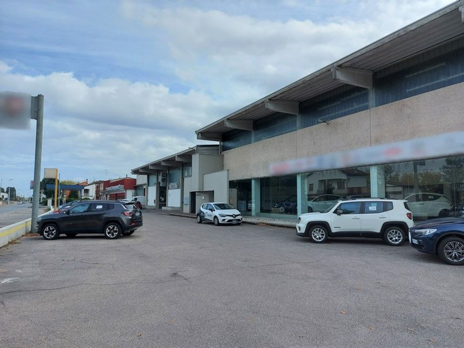 #11101 Complesso commerciale con piazzale carburante in vendita - foto 1