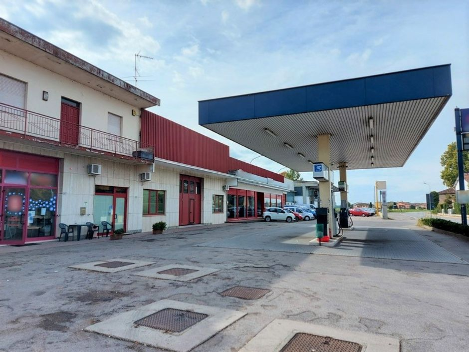 #11101 Complesso commerciale con piazzale carburante in vendita - foto 4