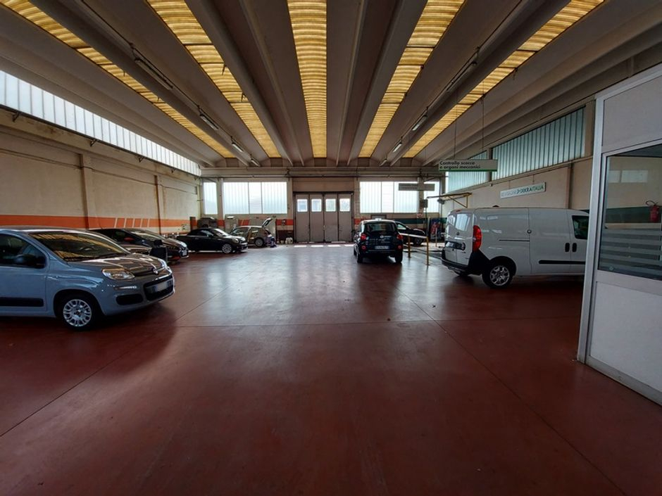 #11101 Complesso commerciale con piazzale carburante in vendita - foto 8