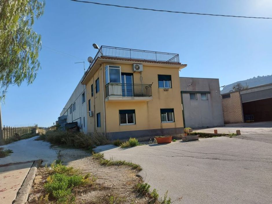 #11162 Compendio di 3 capannoni (A-B-C) con uffici e terreni attigui in vendita - foto 1